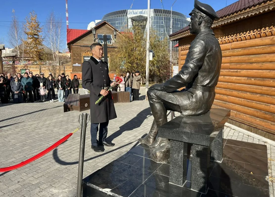 27 сентября, в День государственности Республики Саха (Якутия), Николай Бочков, Сергей Местников, Георгий Степанов возложили цветы к памятникам Василию Никифорову-Кюлюмнюру, Степану Аржакову и Алексею Кулаковскому 27 сентября, в День государственности Республики Саха (Якутия), Николай Бочков, Сергей Местников, Георгий Степанов возложили цветы к памятникам Василию Никифорову-Кюлюмнюру, Степану Аржакову и Алексею Кулаковскому