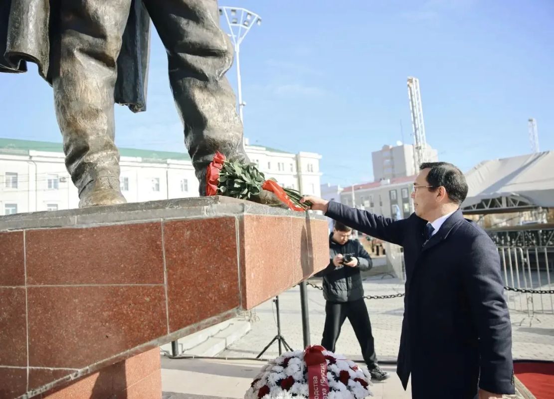 Айсен Николаев возложил цветы к памятнику Платону Ойунскому в День государственности республики