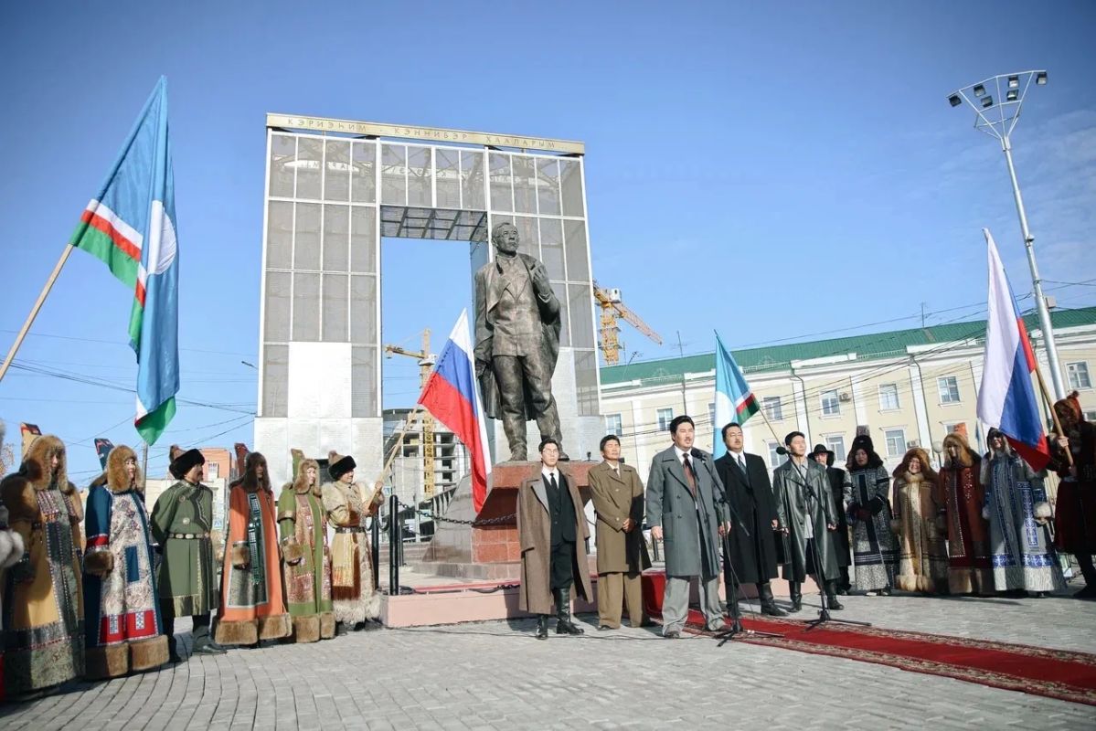 Айсен Николаев: В День государственности Республики Саха (Якутия) возложил цветы к памятнику Платону Алексеевичу Ойунскому Айсен Николаев: В День государственности Республики Саха (Якутия) возложил цветы к памятнику Платону Алексеевичу Ойунскому
