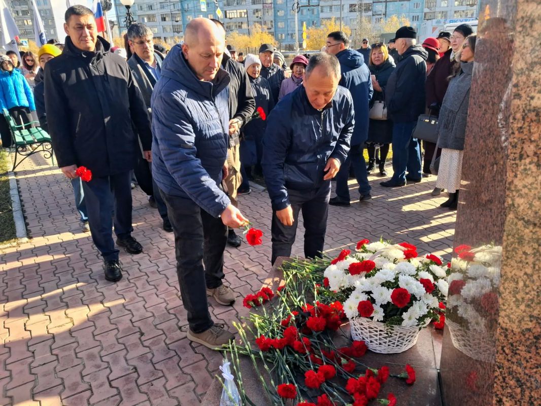 Сегодня в День государственности в городе Якутске состоялись возложения цветов к памятникам выдающихся государственных деятелей республики Сегодня в День государственности в городе Якутске состоялись возложения цветов к памятникам выдающихся государственных деятелей республики