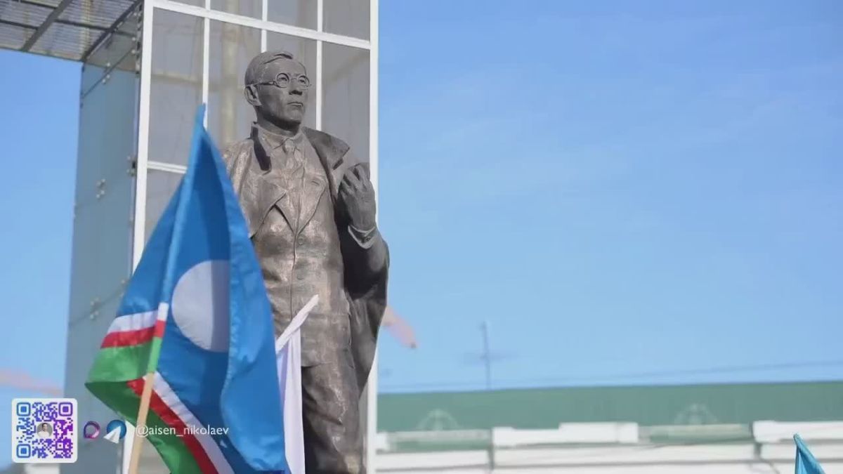 Айсен Николаев: В День государственности Республики Саха (Якутия) возложил цветы к памятнику Платону Алексеевичу Ойунскому