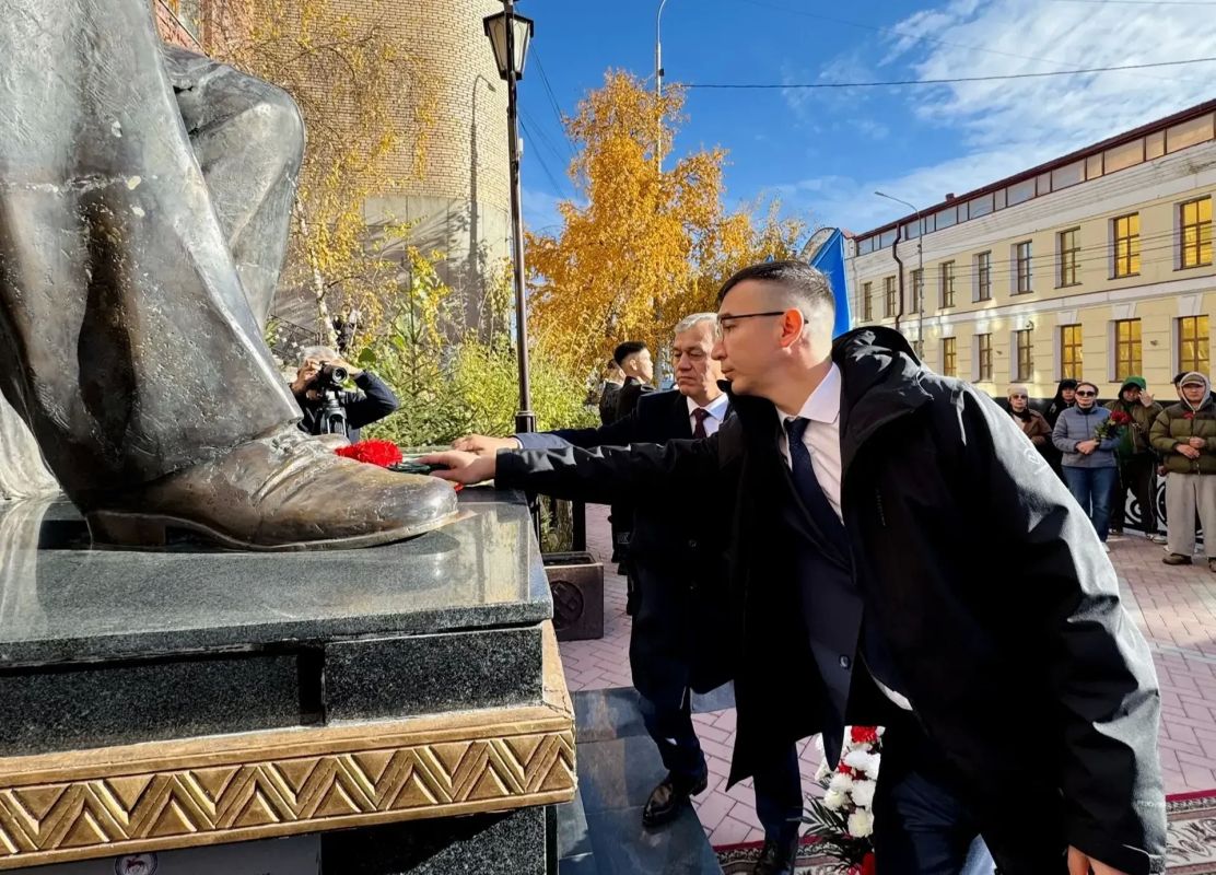 27 сентября, в День государственности Республики Саха (Якутия), Николай Бочков, Сергей Местников, Георгий Степанов возложили цветы к памятникам Василию Никифорову-Кюлюмнюру, Степану Аржакову и Алексею Кулаковскому 27 сентября, в День государственности Республики Саха (Якутия), Николай Бочков, Сергей Местников, Георгий Степанов возложили цветы к памятникам Василию Никифорову-Кюлюмнюру, Степану Аржакову и Алексею Кулаковскому