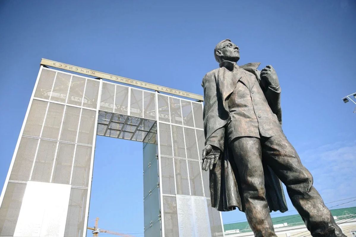 Айсен Николаев: В День государственности Республики Саха (Якутия) возложил цветы к памятнику Платону Алексеевичу Ойунскому Айсен Николаев: В День государственности Республики Саха (Якутия) возложил цветы к памятнику Платону Алексеевичу Ойунскому