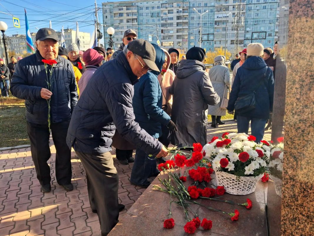 Сегодня в День государственности в городе Якутске состоялись возложения цветов к памятникам выдающихся государственных деятелей республики Сегодня в День государственности в городе Якутске состоялись возложения цветов к памятникам выдающихся государственных деятелей республики