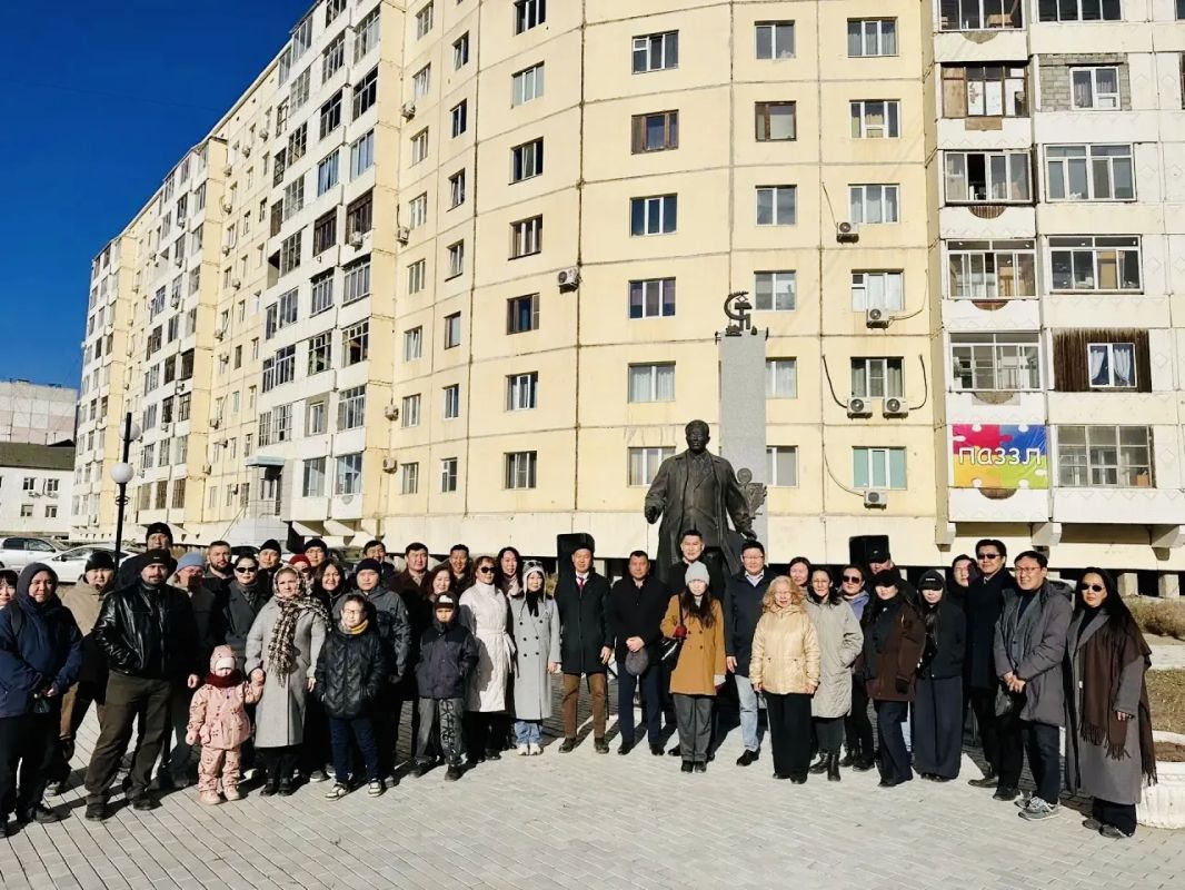 В День государственности республики в Якутске возложили цветы к памятникам видных политических деятелей