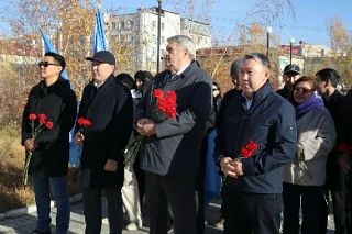 27 сентября, в День государственности республики, якутяне возложили цветы к памятнику выдающемуся сыну народа саха, видному государственному и политическому деятелю Исидору Барахову в Якутске 27 сентября, в День государственности республики, якутяне возложили цветы к памятнику выдающемуся сыну народа саха, видному государственному и политическому деятелю Исидору Барахову в Якутске