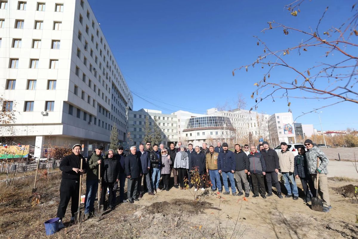 Сегодня в Студгородке СВФУ состоялось еще одно значимое событие – здесь дали старт созданию Сквера строителей Якутии Сегодня в Студгородке СВФУ состоялось еще одно значимое событие – здесь дали старт созданию Сквера строителей Якутии