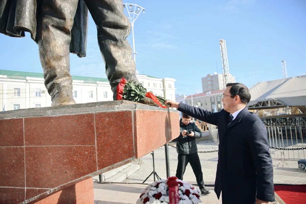 Айсен Николаев: В День государственности Республики Саха (Якутия) возложил цветы к памятнику Платону Алексеевичу Ойунскому Айсен Николаев: В День государственности Республики Саха (Якутия) возложил цветы к памятнику Платону Алексеевичу Ойунскому