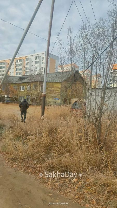 #пишут. С дома Кузьмина 15/2 до Кузьмина 17 свисает кабель не знаю электрический или нет #пишут. С дома Кузьмина 15/2 до Кузьмина 17 свисает кабель не знаю электрический или нет