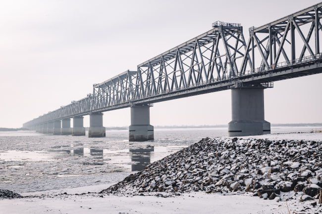 Мост через Лену строят в русле реки в Якутии