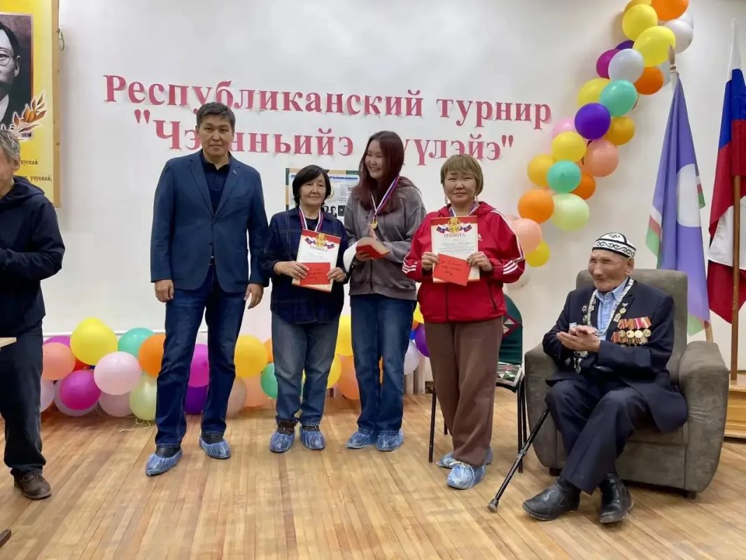 Накануне Дня государственности Якутии посетил школу имени Платона Алексеевича Ойунского в селе Черкёх Таттинского улуса Накануне Дня государственности Якутии посетил школу имени Платона Алексеевича Ойунского в селе Черкёх Таттинского улуса