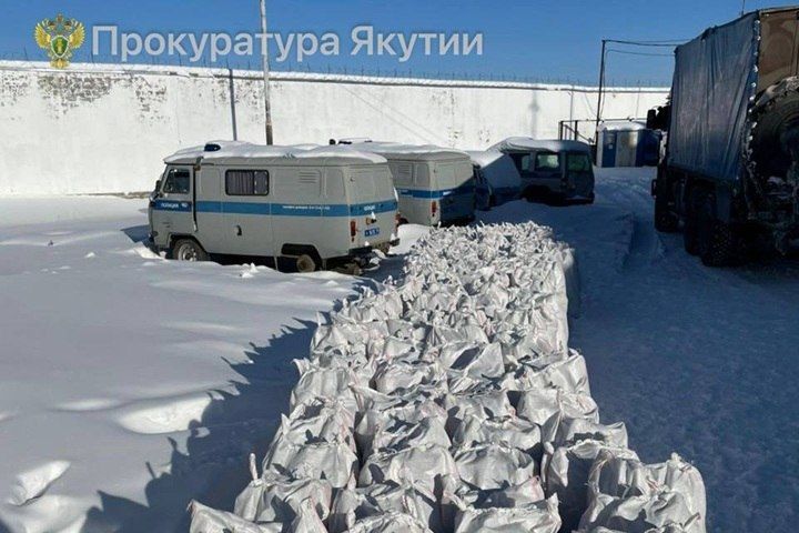 Ехал с нелегальным грузом. Ехал с нелегальным грузом.