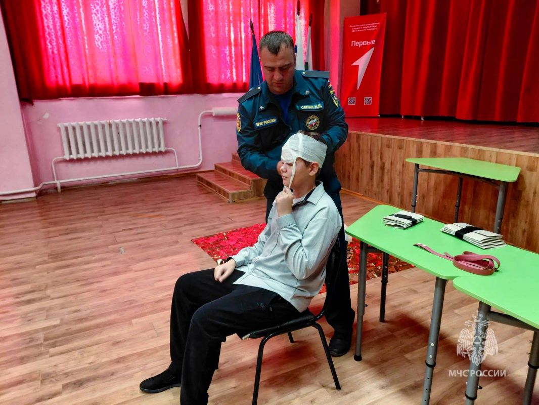 Спасатели Якутского ВГСО научили школьников Мирнинского района оказывать первую помощь Спасатели Якутского ВГСО научили школьников Мирнинского района оказывать первую помощь