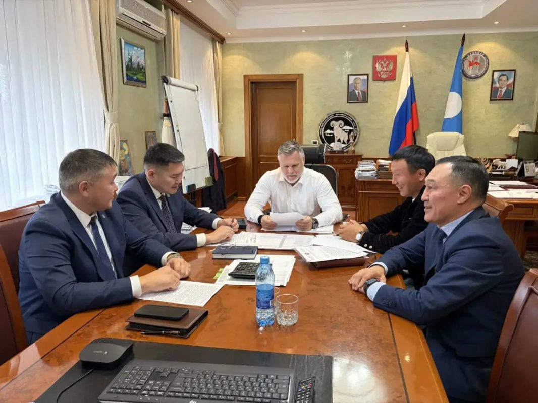Кирилл Бычков: Провел рабочую встречу с народным депутатом Ил Тумэн Андреем Находкиным и главой Мегино-Кангаласского улуса Дмитрием Тихоновым