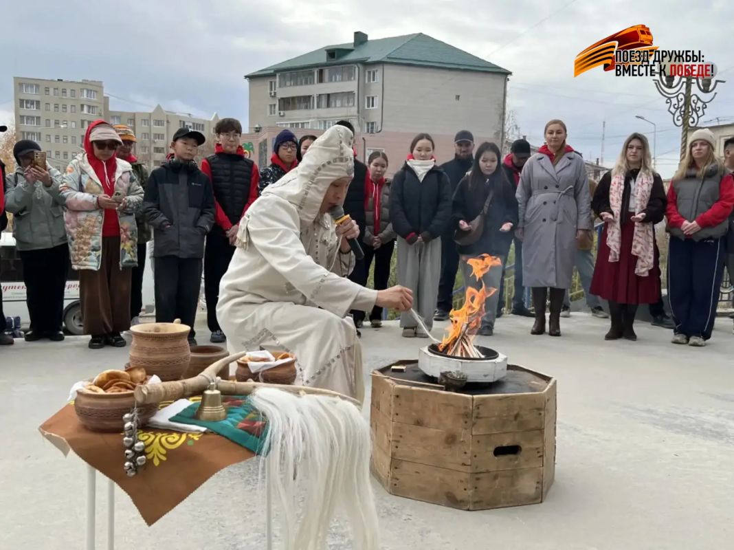 Сегодня, 2 октября, участники II Международного культурно-образовательного проекта «Поезд дружбы: Вместе к Победе!» перед дорогой в Хабаровск получили благословение алгыс Сегодня, 2 октября, участники II Международного культурно-образовательного проекта «Поезд дружбы: Вместе к Победе!» перед дорогой в Хабаровск получили благословение алгыс