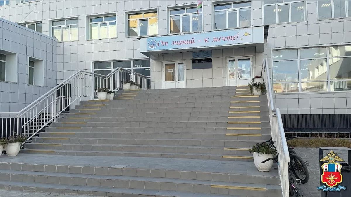 5 октября – День учителя. В преддверии праздника сотрудники транспортной полиции традиционно навещают своих любимых наставников, чтобы поблагодарить за знания, поддержку и веру в их силы