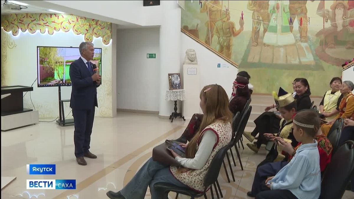 Сразу две даты объединили литературный вечер в Якутске: Международный день переводчика и столетний юбилей литературно-художественного журнала "Чолбон"