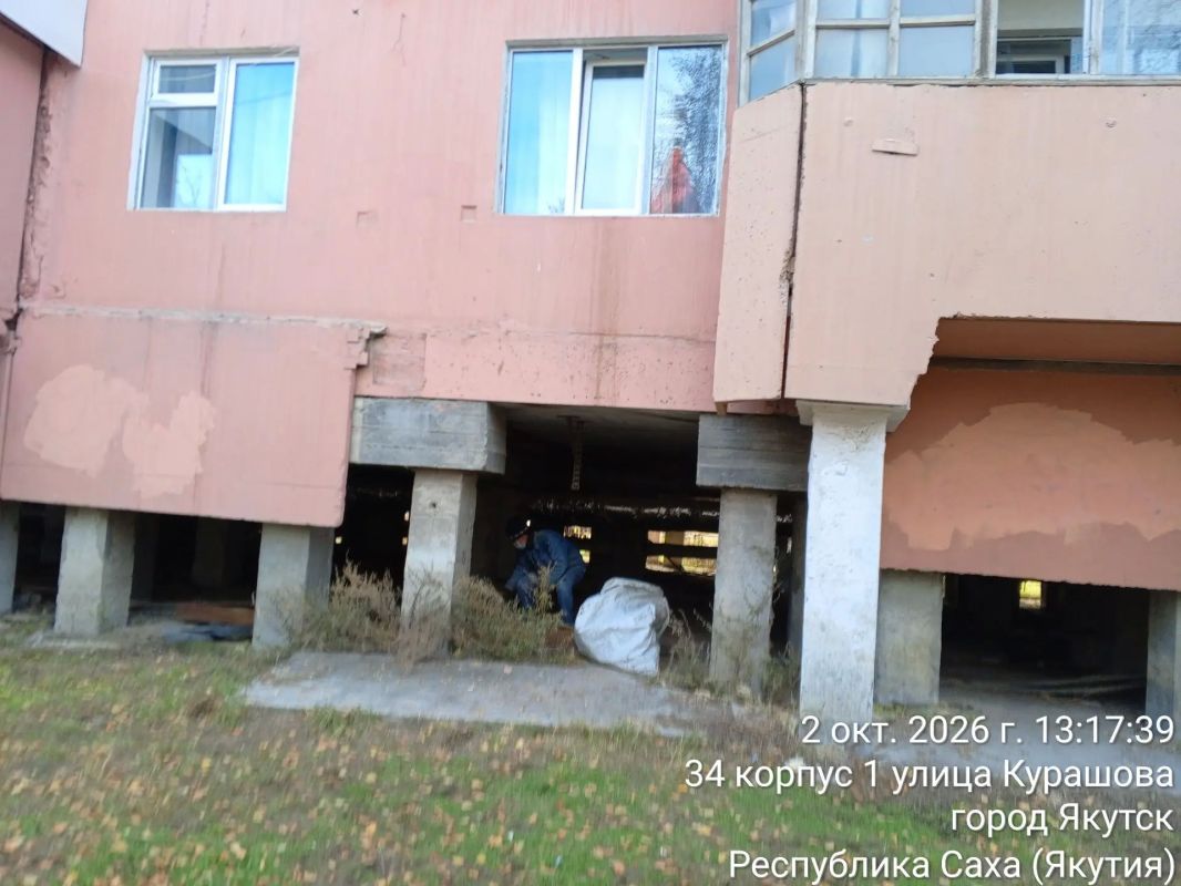 УК «ЦАДС» убирает под домом на Курашова, 43