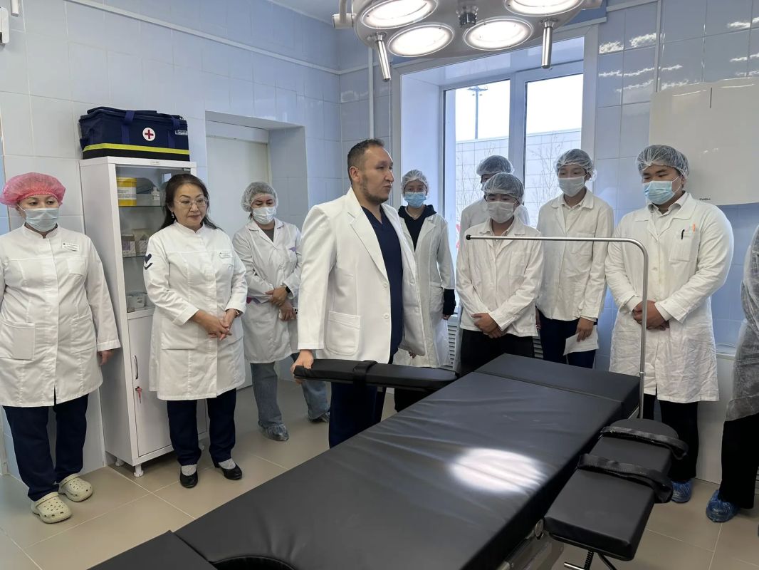 1 октября учащиеся 10–11 классов медицинских направлений СОШ №39 имени Н.И. Шарина города Якутска посетили поликлинику РКБ №3. Для школьников провели экскурсию по Центру амбулаторной хирургии (ЦАХ), где они смогли... 1 октября учащиеся 10–11 классов медицинских направлений СОШ №39 имени Н.И. Шарина города Якутска посетили поликлинику РКБ №3. Для школьников провели экскурсию по Центру амбулаторной хирургии (ЦАХ), где они смогли...