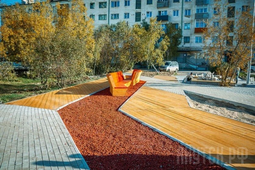 В Алдане заменят скамейку у подъезда после обращения пенсионера к главе Якутии