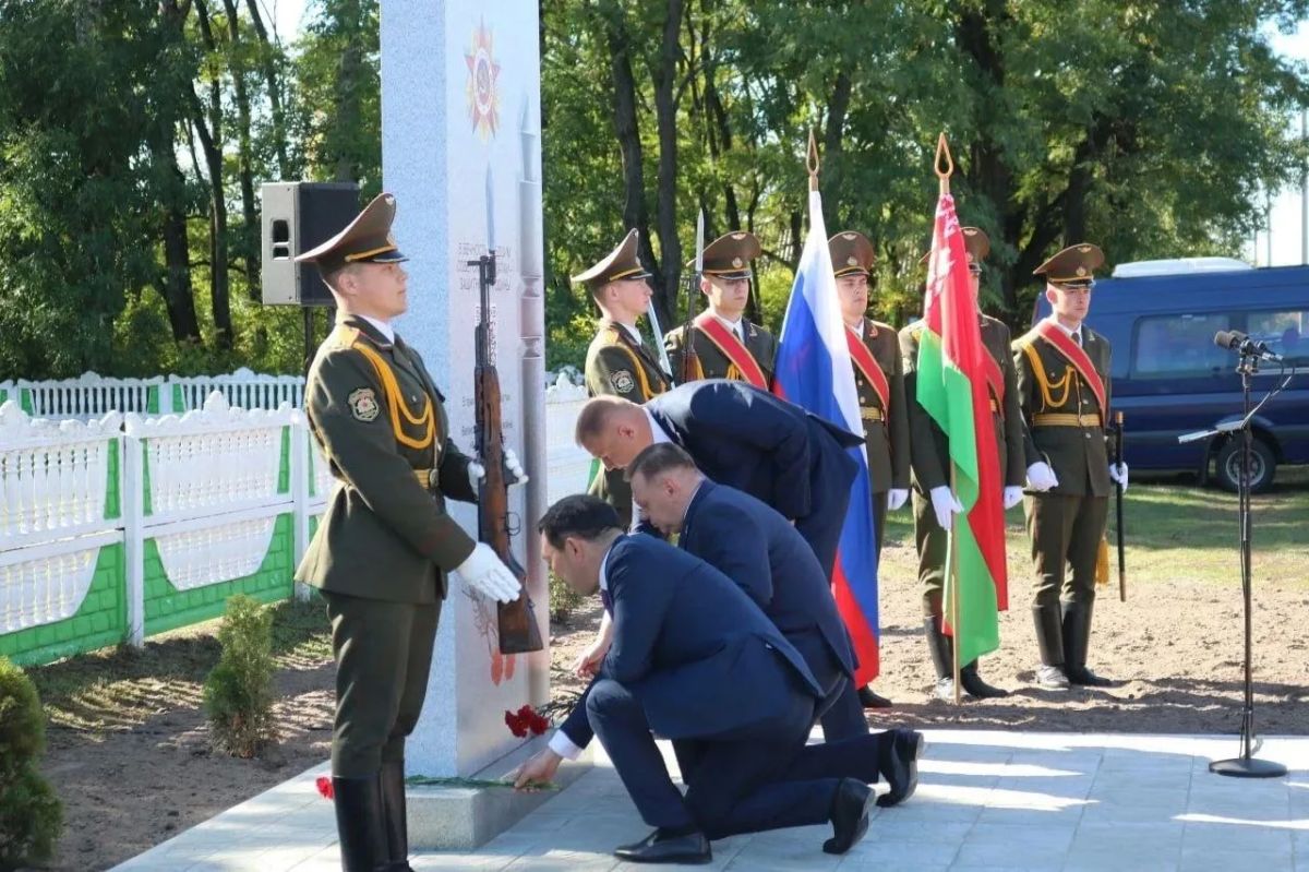 Сегодня в Республике Беларусь, в деревне Деражичи Лоевского района Гомельской области — на земле, где в братской могиле покоится первый из якутов, удостоенный звания Героя Советского Союза, Фёдор Кузьмич Попов, — делегация... Сегодня в Республике Беларусь, в деревне Деражичи Лоевского района Гомельской области — на земле, где в братской могиле покоится первый из якутов, удостоенный звания Героя Советского Союза, Фёдор Кузьмич Попов, — делегация...