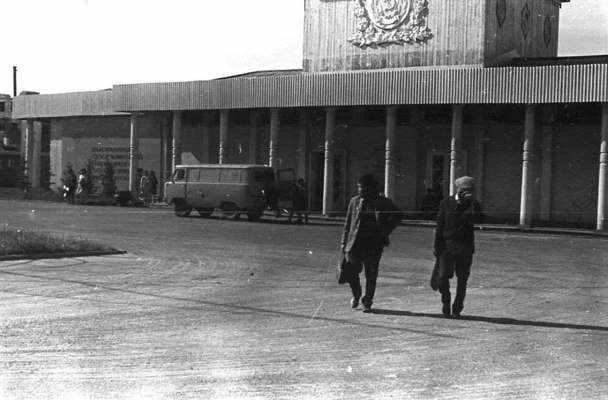 В 1967 году архитектор Алексей Евгеньевич Гаврилов разработал проект выставочного павильона ВДНХ ЯАССР на территории Якутского краеведческого музея, за что был награжден Почетной грамотой Президиума Верховного Совета ЯАССР В 1967 году архитектор Алексей Евгеньевич Гаврилов разработал проект выставочного павильона ВДНХ ЯАССР на территории Якутского краеведческого музея, за что был награжден Почетной грамотой Президиума Верховного Совета ЯАССР