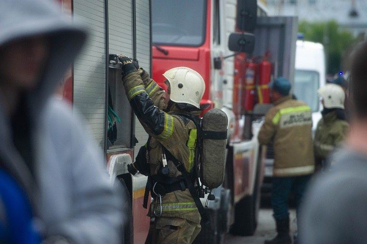 В Ленске загорелся мусор на улице Победы