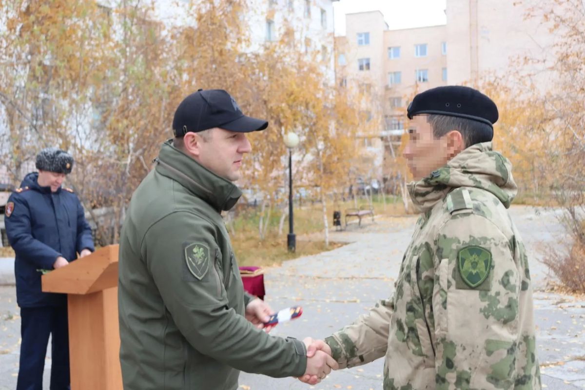 В Якутске отметили День ОМОН «Бизон» вручением черных беретов и наград бойцам В Якутске отметили День ОМОН «Бизон» вручением черных беретов и наград бойцам