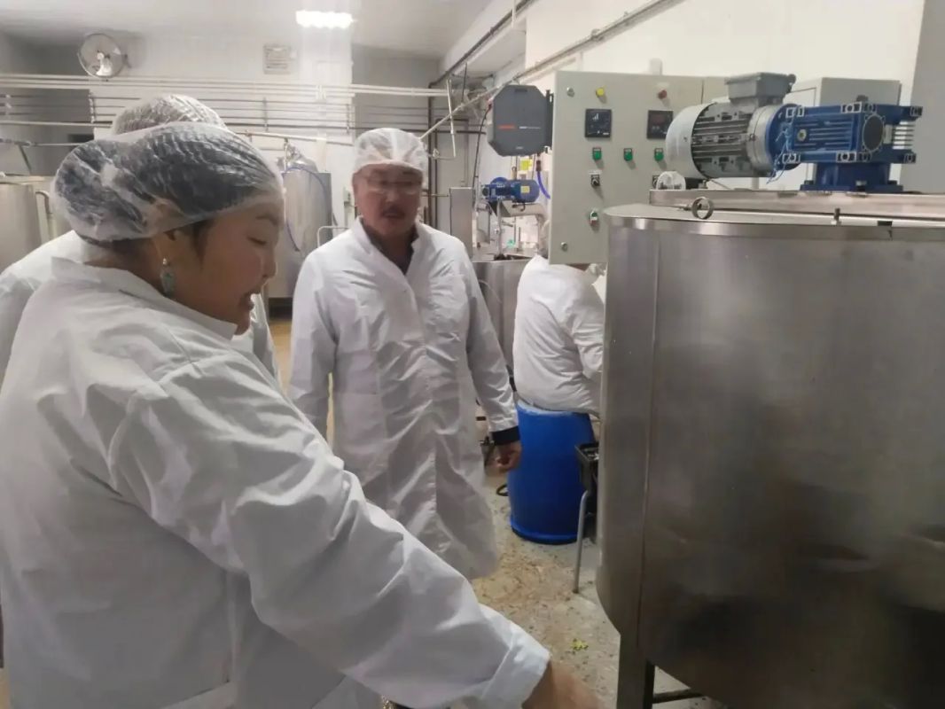 #местноепроизводство Молочная продукция «Ок-сиэ!» вышла на новый уровень качества Глава района Сергей Гребнев и руководитель департамента сельского хозяйства Александр Константинов посетили производственный цех СХПК... #местноепроизводство Молочная продукция «Ок-сиэ!» вышла на новый уровень качества Глава района Сергей Гребнев и руководитель департамента сельского хозяйства Александр Константинов посетили производственный цех СХПК...