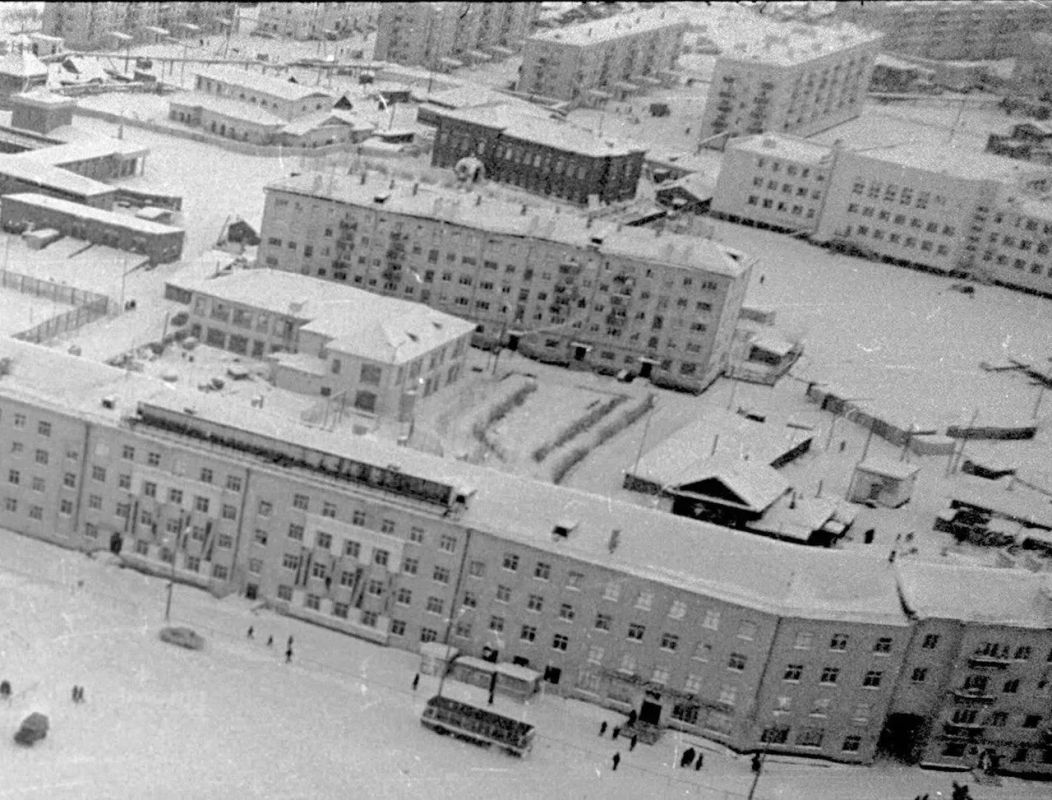 В 1967 году архитектор Алексей Евгеньевич Гаврилов разработал проект выставочного павильона ВДНХ ЯАССР на территории Якутского краеведческого музея, за что был награжден Почетной грамотой Президиума Верховного Совета ЯАССР В 1967 году архитектор Алексей Евгеньевич Гаврилов разработал проект выставочного павильона ВДНХ ЯАССР на территории Якутского краеведческого музея, за что был награжден Почетной грамотой Президиума Верховного Совета ЯАССР