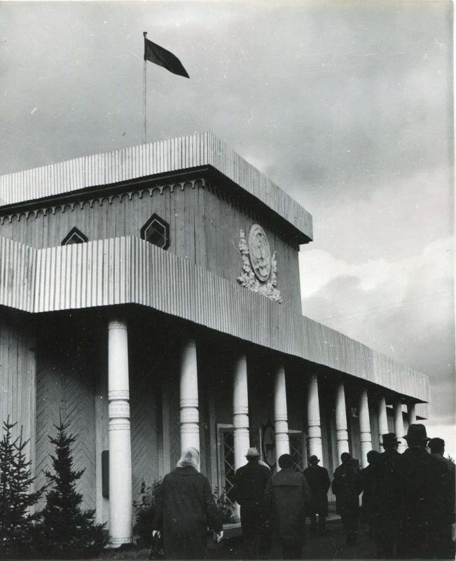 В 1967 году архитектор Алексей Евгеньевич Гаврилов разработал проект выставочного павильона ВДНХ ЯАССР на территории Якутского краеведческого музея, за что был награжден Почетной грамотой Президиума Верховного Совета ЯАССР В 1967 году архитектор Алексей Евгеньевич Гаврилов разработал проект выставочного павильона ВДНХ ЯАССР на территории Якутского краеведческого музея, за что был награжден Почетной грамотой Президиума Верховного Совета ЯАССР