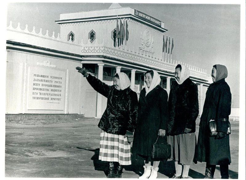 С 1942 года по 1948 год в Якутске работал Алексей Михайлович Афанасьев, якутянин по происхождению, окончивший Московский архитектурный институт в 1935 году С 1942 года по 1948 год в Якутске работал Алексей Михайлович Афанасьев, якутянин по происхождению, окончивший Московский архитектурный институт в 1935 году