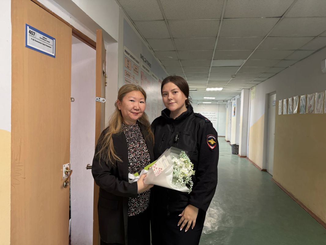 В преддверии Дня учителя пресс-секретарь транспортной полиции Якутии поздравила своих любимых наставников В преддверии Дня учителя пресс-секретарь транспортной полиции Якутии поздравила своих любимых наставников