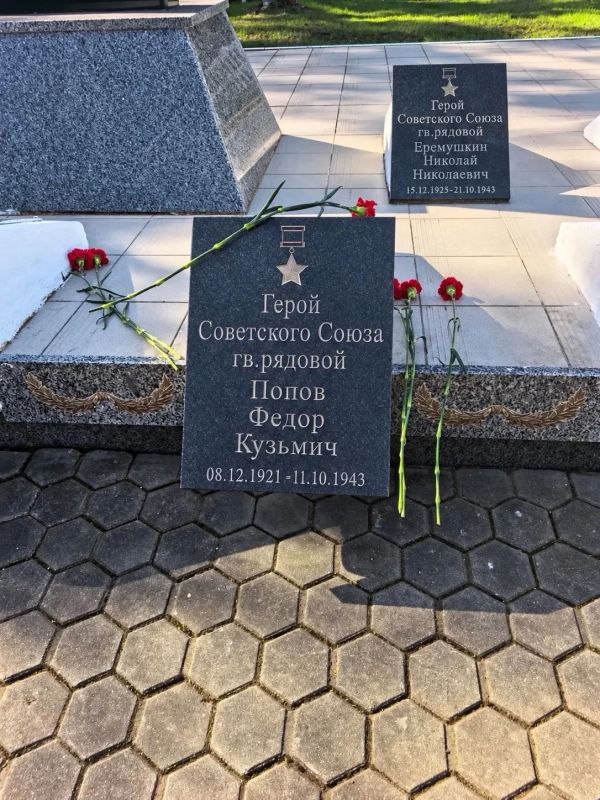 Сегодня в Республике Беларусь, в деревне Деражичи Лоевского района Гомельской области — на земле, где в братской могиле покоится первый из якутов, удостоенный звания Героя Советского Союза, Фёдор Кузьмич Попов, — делегация... Сегодня в Республике Беларусь, в деревне Деражичи Лоевского района Гомельской области — на земле, где в братской могиле покоится первый из якутов, удостоенный звания Героя Советского Союза, Фёдор Кузьмич Попов, — делегация...