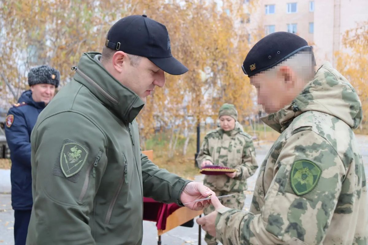 В Якутске отметили День ОМОН «Бизон» вручением черных беретов и наград бойцам В Якутске отметили День ОМОН «Бизон» вручением черных беретов и наград бойцам