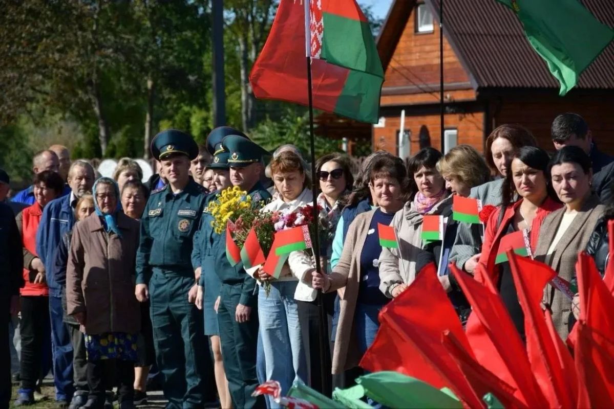 Сегодня в Республике Беларусь, в деревне Деражичи Лоевского района Гомельской области — на земле, где в братской могиле покоится первый из якутов, удостоенный звания Героя Советского Союза, Фёдор Кузьмич Попов, — делегация... Сегодня в Республике Беларусь, в деревне Деражичи Лоевского района Гомельской области — на земле, где в братской могиле покоится первый из якутов, удостоенный звания Героя Советского Союза, Фёдор Кузьмич Попов, — делегация...