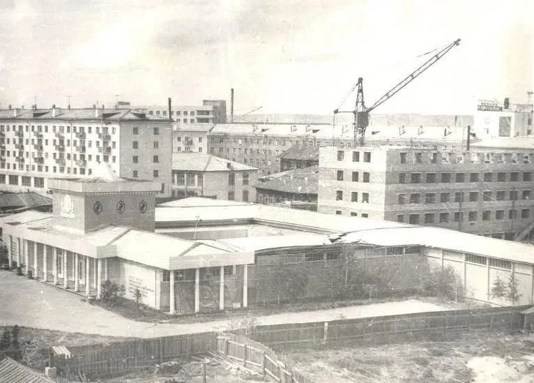 В 1967 году архитектор Алексей Евгеньевич Гаврилов разработал проект выставочного павильона ВДНХ ЯАССР на территории Якутского краеведческого музея, за что был награжден Почетной грамотой Президиума Верховного Совета ЯАССР В 1967 году архитектор Алексей Евгеньевич Гаврилов разработал проект выставочного павильона ВДНХ ЯАССР на территории Якутского краеведческого музея, за что был награжден Почетной грамотой Президиума Верховного Совета ЯАССР