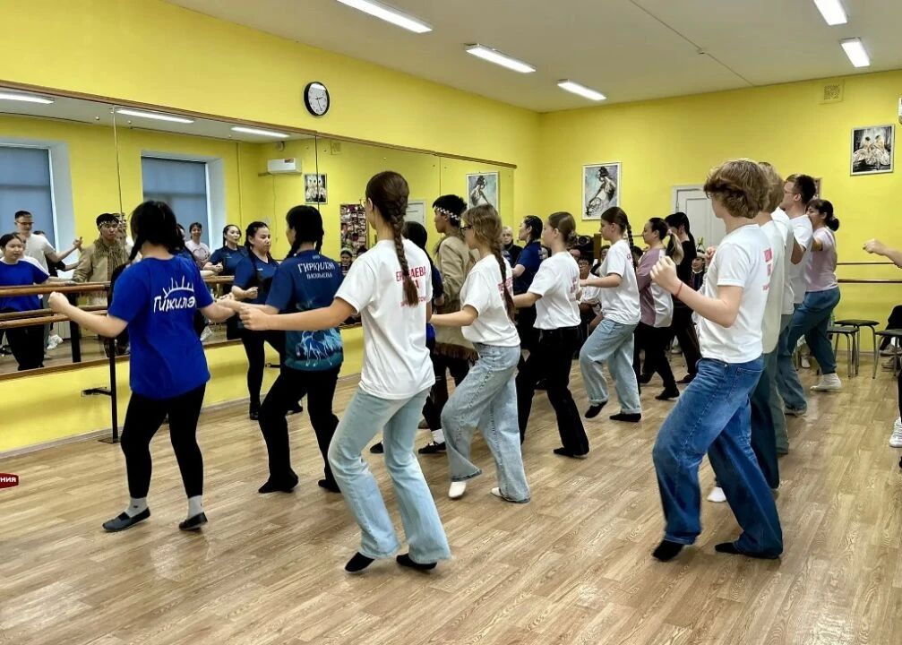 В Хабаровске прошла встреча детских танцевальных коллективов с ансамблями из Якутии В Хабаровске прошла встреча детских танцевальных коллективов с ансамблями из Якутии