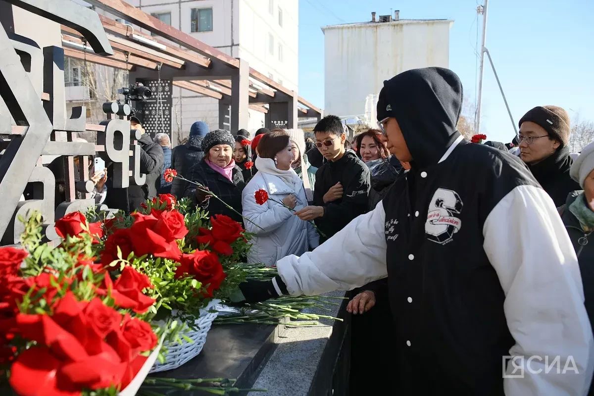 В День учителя в Якутске возложили цветы к памятнику народного учителя СССР Михаила Алексеева В День учителя в Якутске возложили цветы к памятнику народного учителя СССР Михаила Алексеева