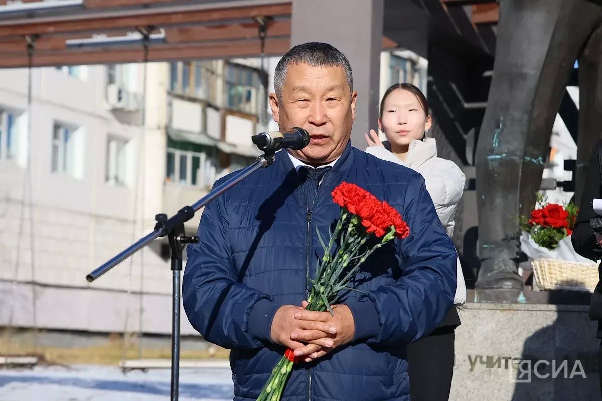 В День учителя в Якутске возложили цветы к памятнику народного учителя СССР Михаила Алексеева В День учителя в Якутске возложили цветы к памятнику народного учителя СССР Михаила Алексеева