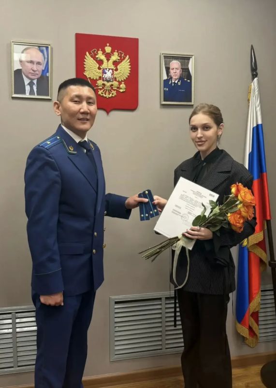 Молодым специалистам присвоены первоначальные классные чины и вручены погоны