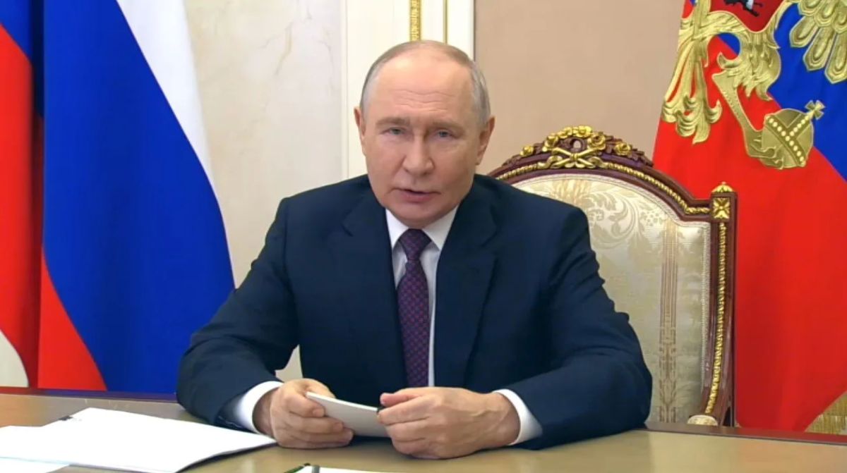 Владимир Путин в День учителя по видеосвязи принял участие в открытии нового образовательного комплекса "Точка будущего" в посёлке Жатай в Якутии