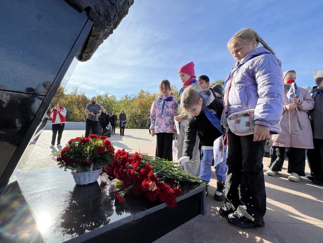 Делегация проекта «Поезд дружбы: Вместе к Победе!» возложила цветы к мемориалу «Победа на на Востоке" Делегация проекта «Поезд дружбы: Вместе к Победе!» возложила цветы к мемориалу «Победа на на Востоке"