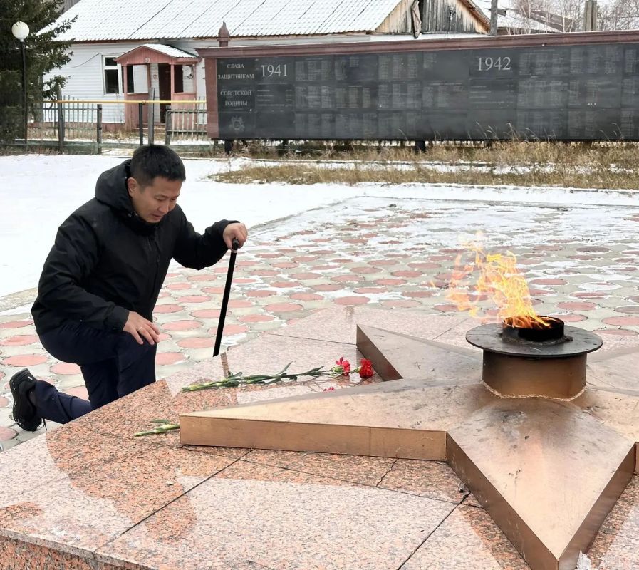 С Днём учителя!. Сегодня, в День учителя, находясь в Вилюйском районе, мы возложили цветы к памятникам Героям Советского Союза, а также почтили память Михаила Андреевича Алексеева, отдав дань уважения С Днём учителя!. Сегодня, в День учителя, находясь в Вилюйском районе, мы возложили цветы к памятникам Героям Советского Союза, а также почтили память Михаила Андреевича Алексеева, отдав дань уважения