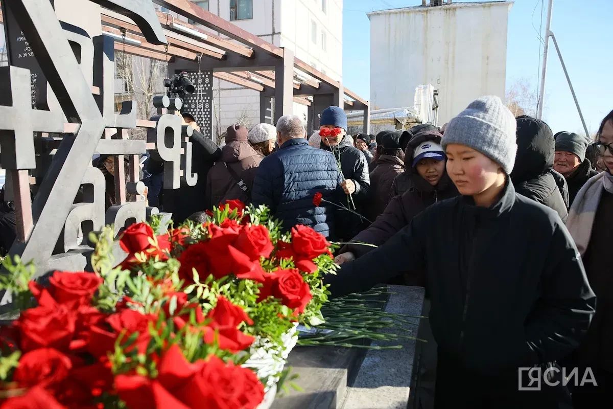 В День учителя в Якутске возложили цветы к памятнику народного учителя СССР Михаила Алексеева