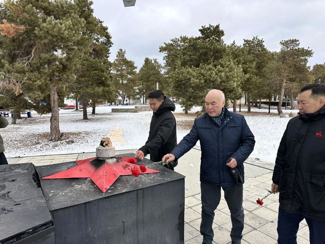 С Днём учителя!. Сегодня, в День учителя, находясь в Вилюйском районе, мы возложили цветы к памятникам Героям Советского Союза, а также почтили память Михаила Андреевича Алексеева, отдав дань уважения С Днём учителя!. Сегодня, в День учителя, находясь в Вилюйском районе, мы возложили цветы к памятникам Героям Советского Союза, а также почтили память Михаила Андреевича Алексеева, отдав дань уважения