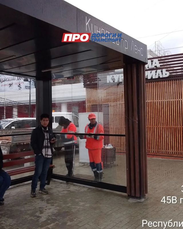 Проведены работы по замене разбитых стекол на остановочных пунктах Проведены работы по замене разбитых стекол на остановочных пунктах