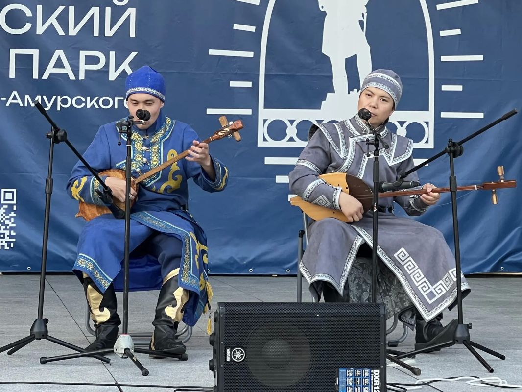 Артисты Якутии и Хабаровского края выступили с программой «Славим Солнце, Мир, Россию!» Артисты Якутии и Хабаровского края выступили с программой «Славим Солнце, Мир, Россию!»