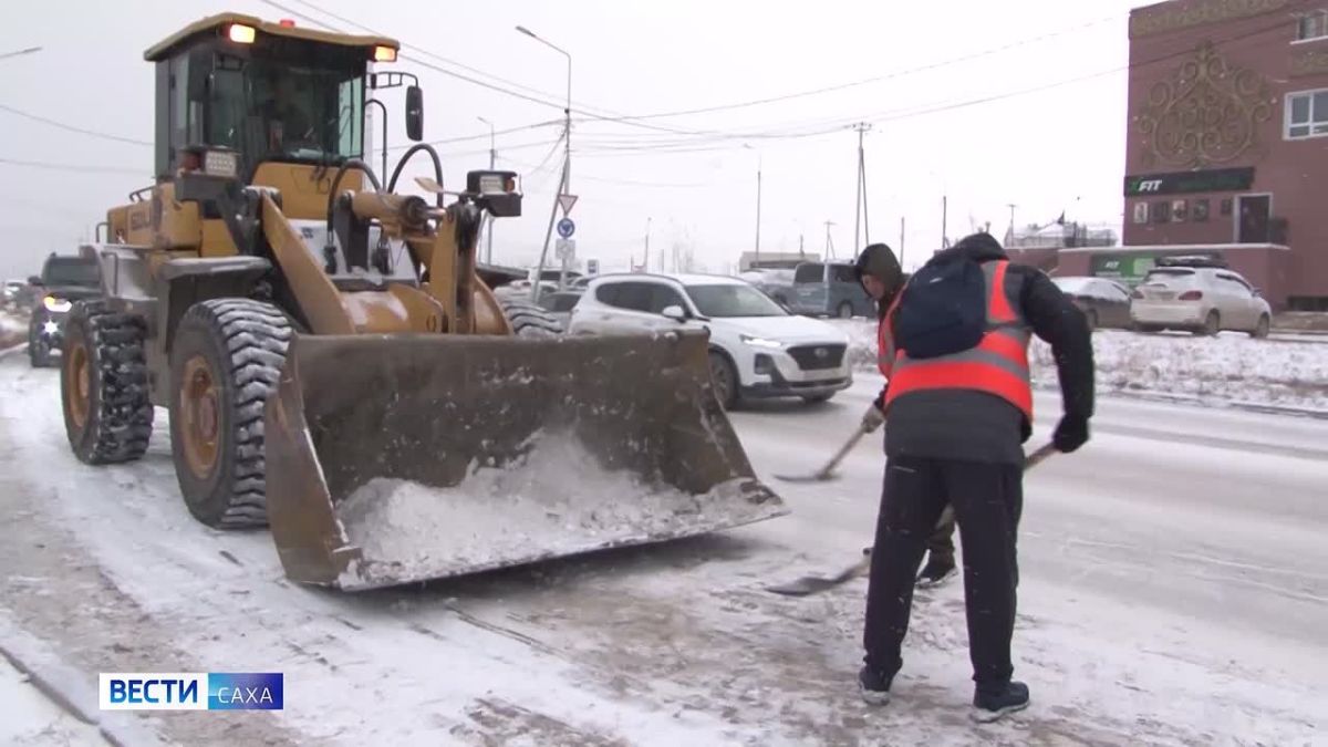 На Якутск обрушился сильный снегопад, резкие заморозки мгновенно превратили городские улицы в сплошной ледяной каток