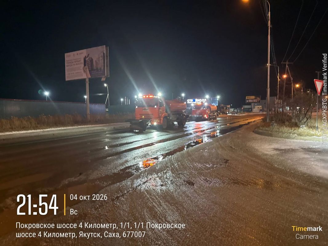 Кадры ночных работ подметально-уборочных машин Кадры ночных работ подметально-уборочных машин